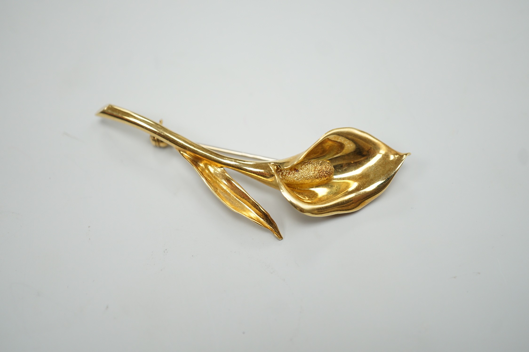 A modern Italian 750 yellow metal foliate brooch, 63mm